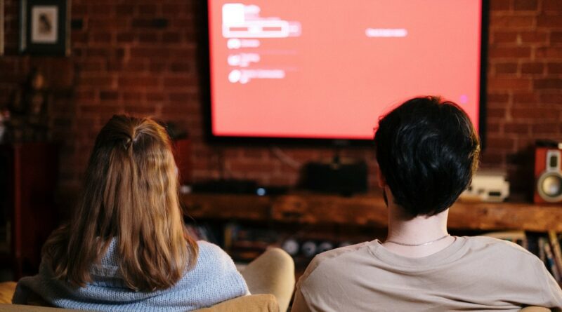 Avec la pandémie de COVID-19 et les contraintes que nous lui connaissons, il a été difficile de se rendre dans les cinémas. Nombreuses sont les personnes à s’être senties attristées d’une telle privation. C’est une des principales raisons qui poussent aujourd’hui les particuliers à dédier un budget à la conception d’un cinéma maison. Découvrez aujourd’hui 3 investissements à ne pas négliger pour une expérience optimale malgré un budget limité. 1. Choisir entre un projecteur ou téléviseur Premier point à éclaircir avant de concevoir votre cinéma : que choisir entre un projecteur et un téléviseur ? Comme vous vous en doutez, il n’existe pas de réponses toutes faites. En réalité, plusieurs critères sont à appréhender pour faire pencher la balance d’un côté ou de l’autre parmi lesquels la taille de la pièce, la qualité de l’image souhaitée et enfin, et il n’est pas négligeable, votre budget. Pour un petit budget, il est préférable de se tourner vers un téléviseur d’au moins 50 pouces pour une expérience optimale. Si votre budget est plus important, un projecteur peut vous permettre de vous rapprocher au plus près de l’expérience des salles obscures. Seules règles à ne pas transgresser : Respecter le ratio d’un écran 16:9 Positionner les spectateurs à une distance au moins égale à deux fois la diagonale de l’écran. Des lumières adaptatives pour une immersion totale Dès lors que vous vous êtes positionnés sur une télévision, vous pouvez installer cette technologie. Native pour les téléviseurs Philips avec Ambilight, vous pouvez vous procurer pour une centaine de dollars un pack de Philips Hue. A quoi cela sert-il ? Cela reproduit les couleurs de l’écran en les projetant autour du téléviseur, pour une immersion amplifiée et une expérience bonifiée. 2. Un système audio complet Tout aussi important, si ce n’est même le plus important, le son est sans doute l’élément à ne négliger sous aucun prétexte pour vivre une immersion, une expérience unique. Une bonne insonorisation Une qualité de son immersive passe avant tout par une bonne insonorisation. C’est aussi un bon moyen de ne pas déranger votre famille et votre voisinage lors de vos projections privées. Pour une acoustique idéale, la règle est simple : au moins 40% des surfaces de votre pièce doivent amortir les ondes sonores. Un son immersif Pour y parvenir, un cinéma maison est généralement constitué de 5 haut-parleurs : Une barre de son centrale sous l’écran Deux haut-parleurs latéraux de part et d’autre de l’écran Les deux derniers situés derrière les spectateurs Un ensemble de bonne qualité représente un coût autour de 1000$. Cela inclut généralement les haut-parleurs, l’amplificateur et le récepteur associés mais également tous les câbles, représentant pas moins de 15% à 20% du budget tout de même. Si votre budget es plus limité dans un 3. Le confort d’un bon siège Personne ne souhaite regarder un film assis sur une chaise raide. La qualité de vos assises n’est ainsi pas à négliger malgré un petit budget. Un canapé fera très bien l’affaire pour vos premières projections, l’important est d’être confortablement installé. A l’avenir lorsque votre budget le permettra, il pourra être intéressant d’investir dans un canapé modulaire, ou encore, pour les plus ambitieux d’entre vous, dans de véritables sièges de cinéma ! N’oubliez pas que votre cinéma maison peut évoluer à tout moment, et qu’un c’est un projet qui se construit et se bonifie avec le temps.